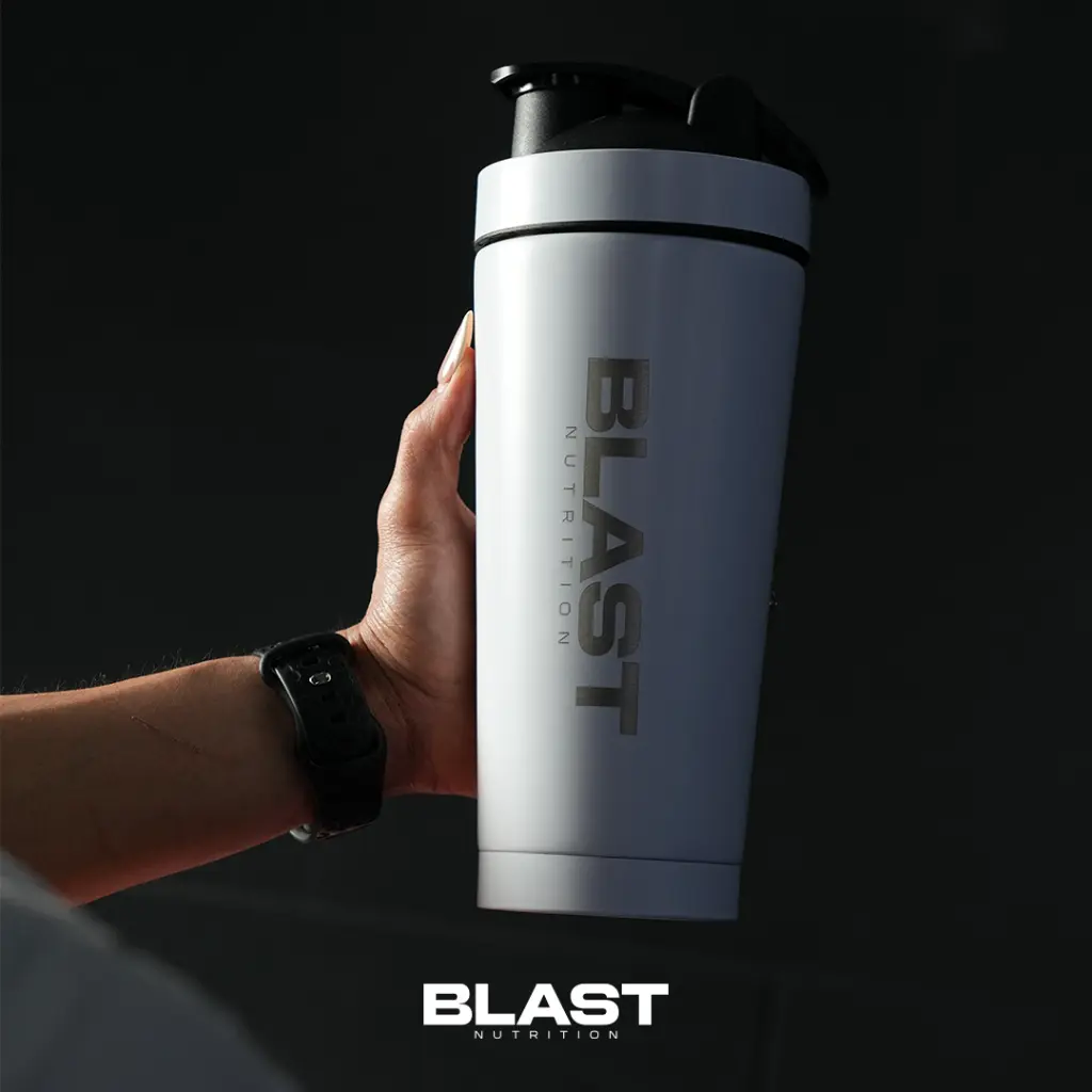 Shaker Mezclador Metálico Blanco Lifestyle.webp